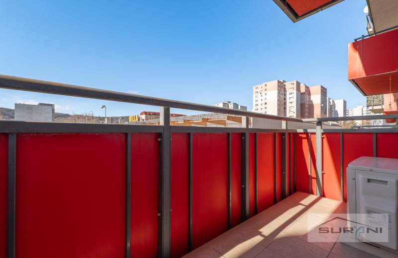 Erkély egy háromszobás lakásban a Pozsony-Dúbravka Saratovská utcában, kilátással a városra.