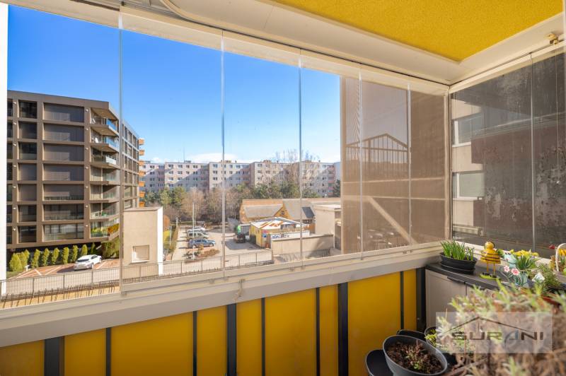 Üvegezett loggia kilátással modern lakóházakra, 3 szobás lakás, Dúbravka, Pozsony.