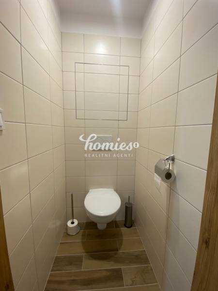 WC fa dekor csempével és padlóval egy kétszobás lakásban.