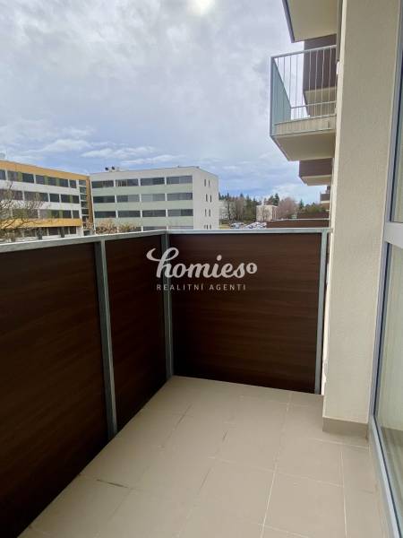 Erkély egy 2 szobás lakásban, kilátással a Pivovarská utcai épületekre Nyitrán.