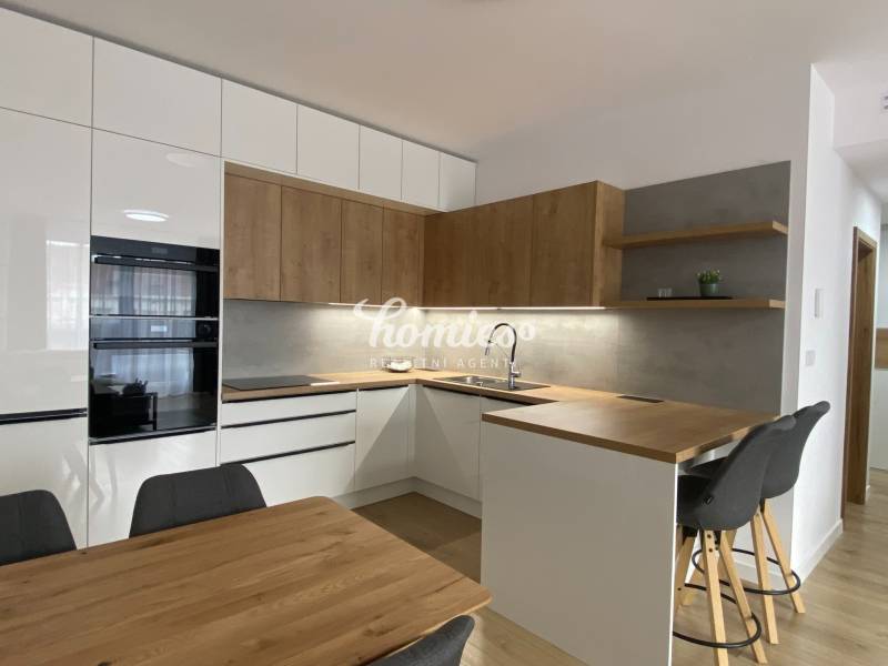 Konyha egy kétszobás lakásban, fa dekoros padlóval és fa részletekkel.