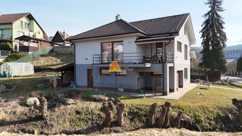 Családi ház Lukavica Lipova utcájában, terasszal és nagy kerttel.