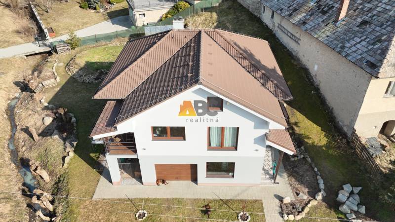 Családi ház Lipova utcában, Lukavicában, kerttel, sziklákkal és járdával.