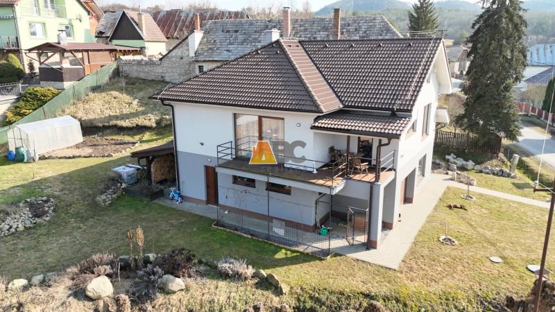 A Lukavica városában, a Lipová utcában található családi háznak van kertje, terasza és üvegházai.