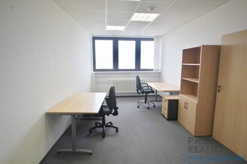 Irodák két íróasztallal és székekkel, szürke szőnyeg, polc.