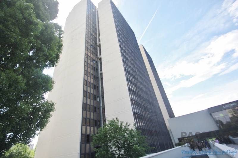 Irodaház a Kutlíkova utcában, Pozsony-Lúky, részben zöldövezettel körülvéve.