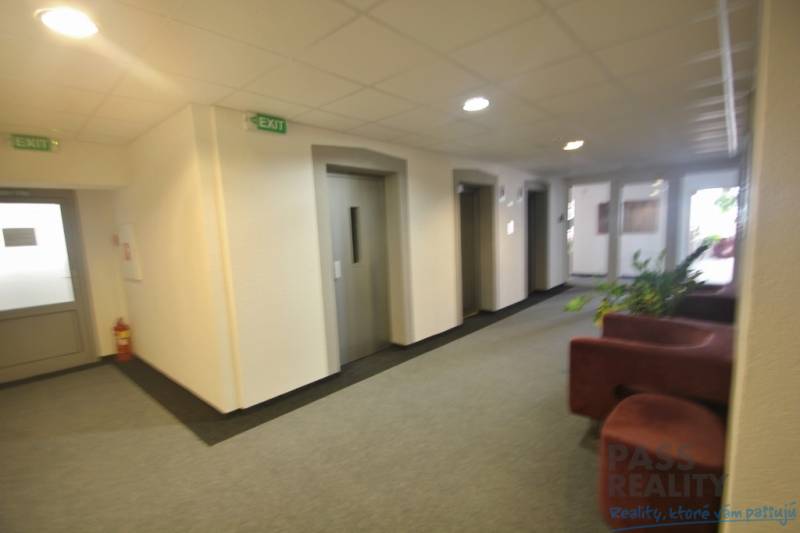 Iroda belső tér liftekkel és kanapéval, fehér fal, 