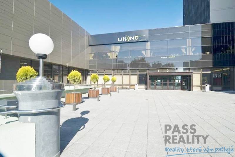 Irodák külső része a Kutlíkova utcában, Pozsony-Lúky, terasszal és zöld növényekkel.