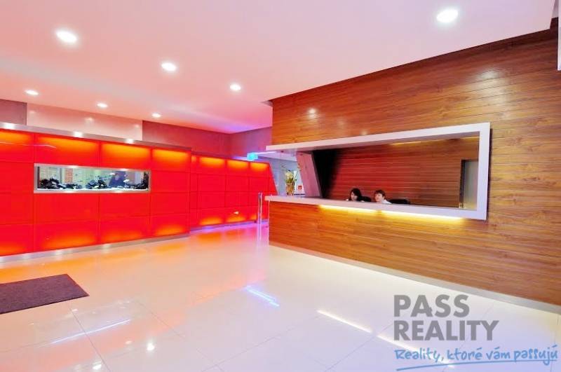 Világos padlójú és dekoratív fa stílusú recepcióval rendelkező irodák.