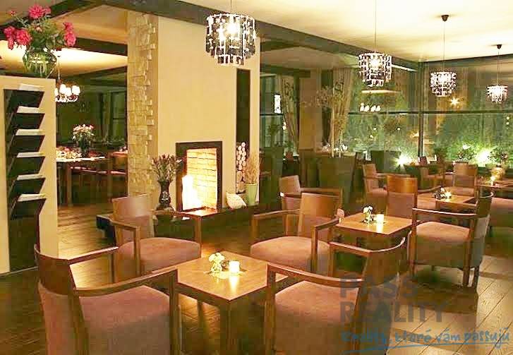 Stílusos irodák fa hatású padlóval, kényelmes ülőalkalmatosságokkal és hangulatvilágítással.