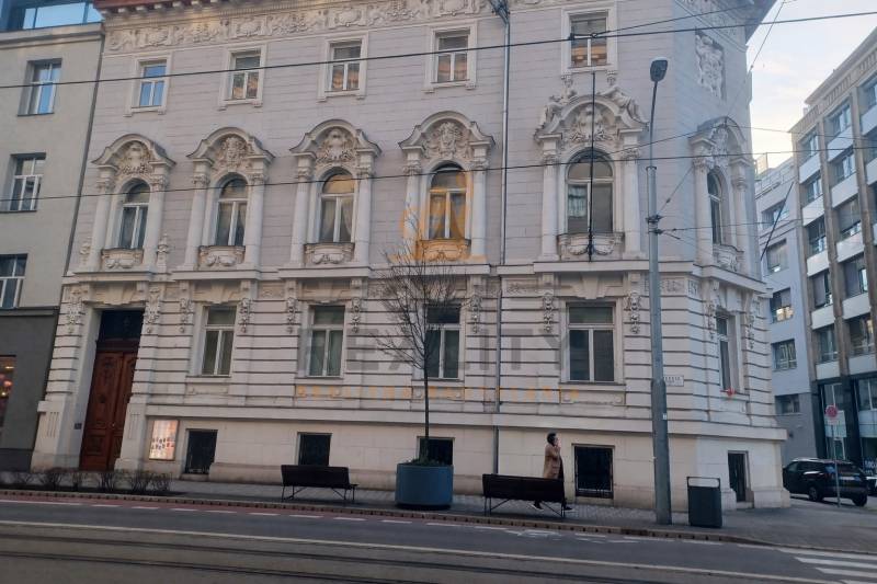 Történelmi homlokzat a Štúrova utcában, Kereskedelmi helyiségek Pozsonyban - Történelmi belváros.