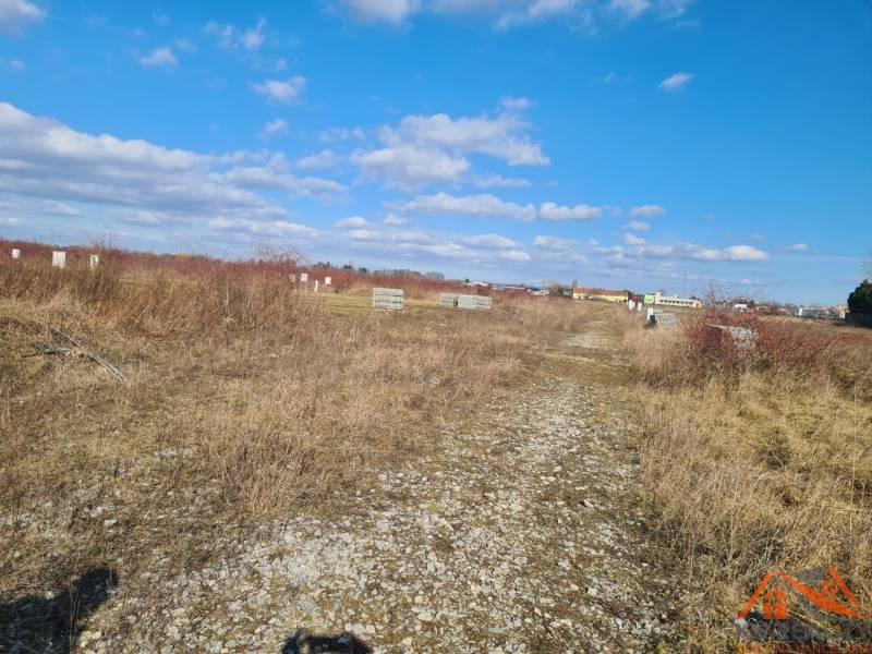 Lakóterületek Érsekújváron természetes növényzettel és tiszta égbolttal.