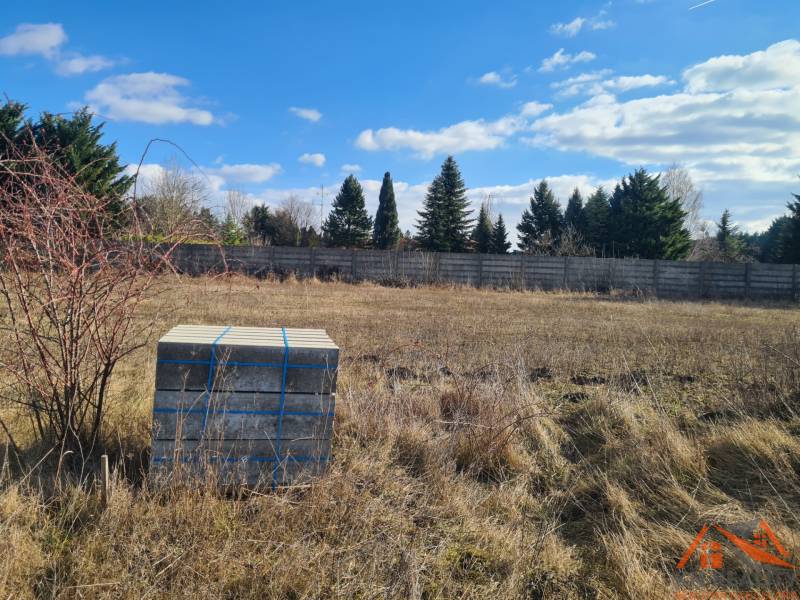 Telkek - lakás Nové Zámkyban konténerrel a tiszta kék ég alatt.