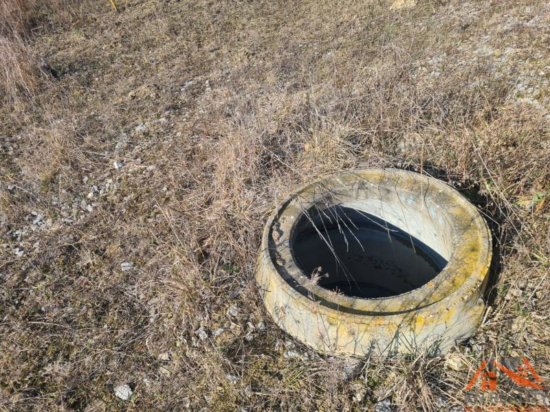 Beton akna a lakóövezetre szánt telken Érsekújvárban.