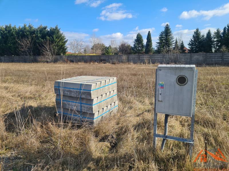 Építési telek Érsekújvárban beton burkolattal és elektromos szekrénnyel.