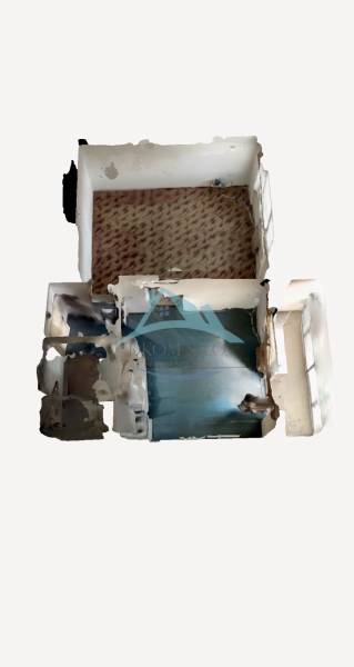 Az alaprajz egy egyszobás lakás szobáit mutatja különböző padlódekorációkkal.