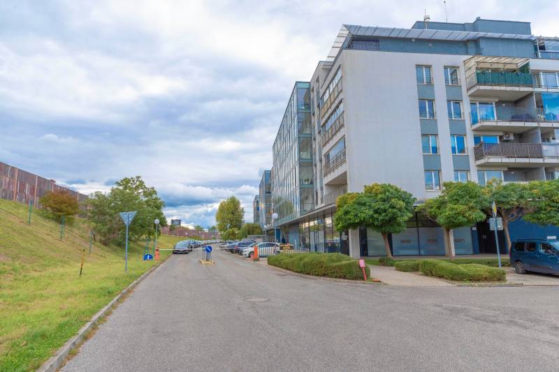 Hrachová utca Pozsony-Ružinovban modern építészettel és parkolási lehetőséggel az épület előtt.