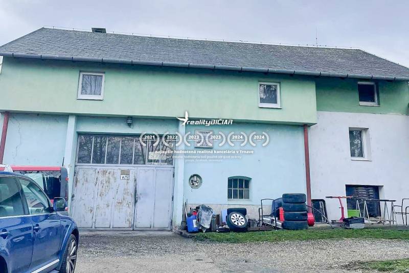 Családi ház Pavlicén a Pavlice utcában, garázzsal és parkolási lehetőséggel a telken.