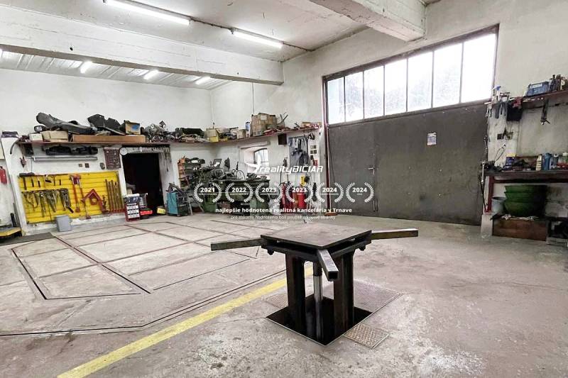 Műhely szerszámokkal, munkapaddal és aknával, emberek jelenléte nélkül. Családi ház.