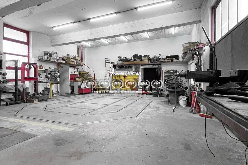 Műhely szerszámokkal és lépcsőkkel egy családi házban. Mennyezetek világítással és betonpadló.