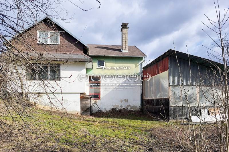 Családi ház Pavlice városában, Pavlice utcában, bádog toldalékkal és gyepes területtel.