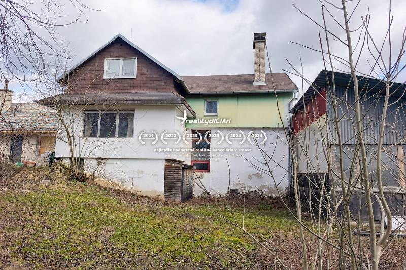 Családi ház Pavlicén, vakolattal és tetőtérrel falusi környezetben.