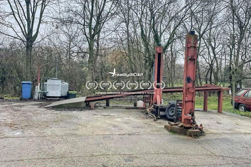 A Pavlice városában, a Pavlice utcában található egy elhagyatott autószerelő műhely emelővel.