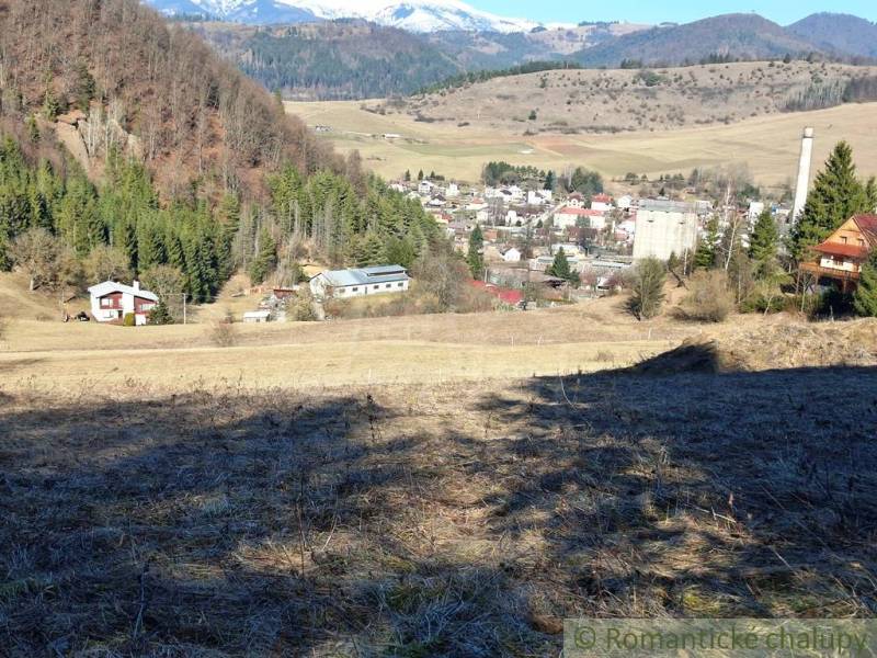 Kilátás a lakótelekről Hroncban, hegyi természettel és erdőkkel körülvéve.