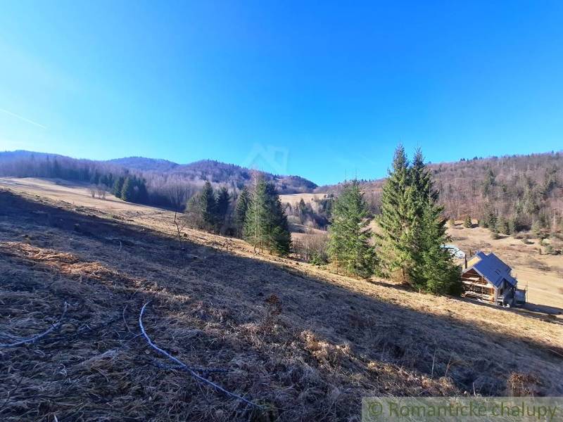 Gyönyörű hegyi környezet Hroncon rétekkel és házzal lakóterületeken.