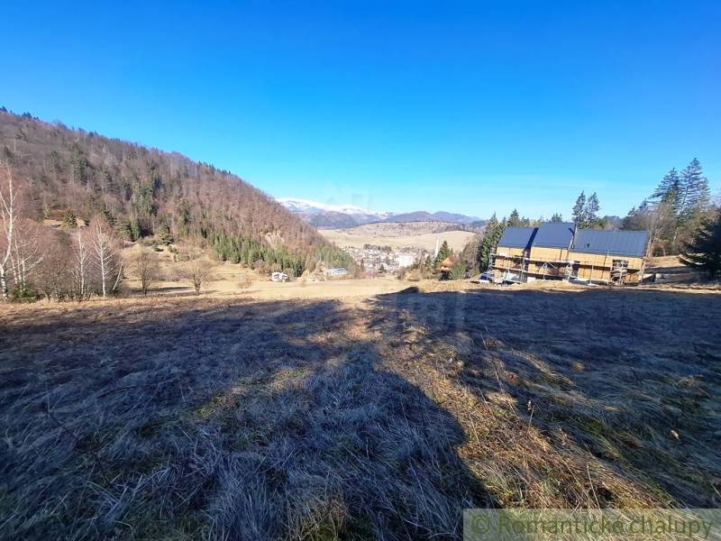 Dombokkal és házakkal teli táj Hroncban, ideális lakóterületnek.