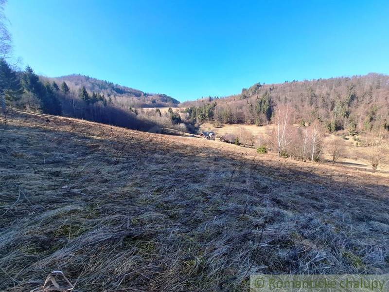 Táj rétekkel és erdőkkel Hroncban, telkek - lakhatás.
