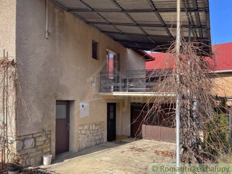 Családi ház Bretkán erkéllyel, garázzsal és futónövények számára készült lugassal.