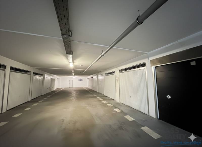 Rezed utcai garázs különálló boxokkal Pozsony-Ružinovban.