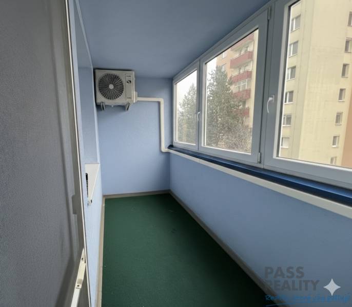 Üvegezett loggia légkondicionálóval egy 2 szobás lakásban a Rezedová utcában, Pozsony-Ružinovban.