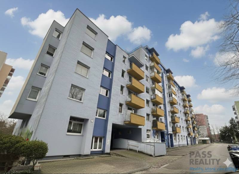 Tömbház az Rezedová utcában Pozsony-Ružinovban, erkélyekkel.