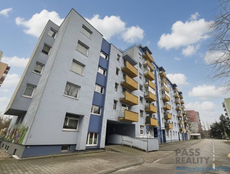 Ötemeletes lakóház erkélyekkel a Pozsony-Ružinov Rezedová utcában.