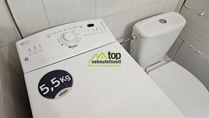 Mosógép a garzonlakásban a WC mellett, mindennapi használatra alkalmas.