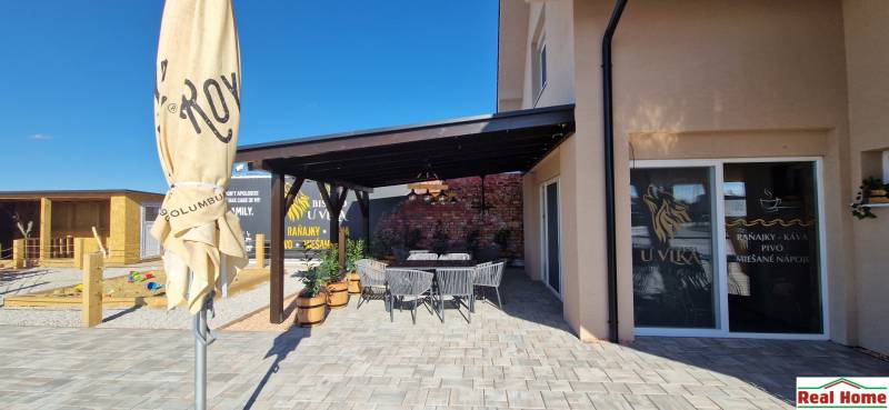 Nová Dedinkában vannak kültéri vendéglátóhelyek terasszal, napellenzővel és játszótérrel.