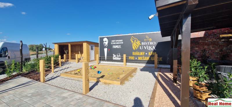 Játszótér és bisztró a kültéri vendéglátóhelyeken Újdedinán.