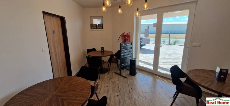 Gasztronómiai terek belső kialakítása fa dekorációval és kilátást nyújtó ablakkal.