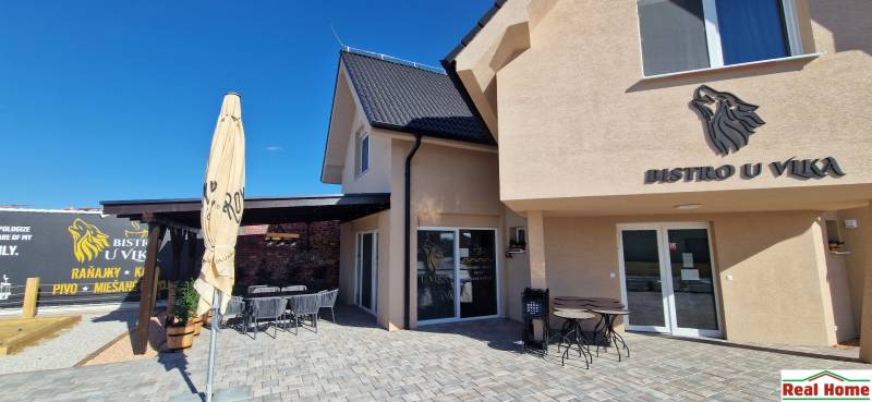 Újfalusi vendéglátóhelyek külső tere terasszal és modern dizájnnal.