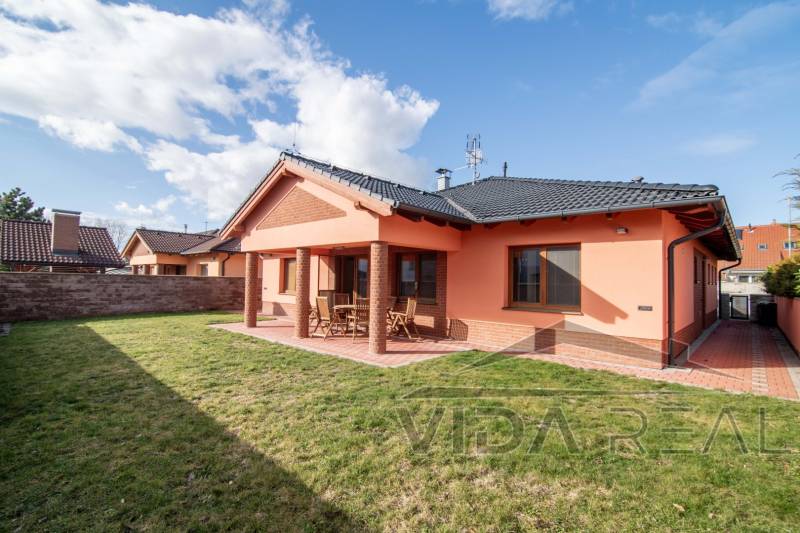 Családi ház a Krajná utcában Stupaván, téglafal, tágas udvar, terasz.