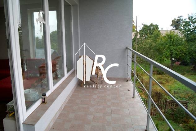 A bystričkai családi ház terasza üvegfalakkal és panorámás kilátással.