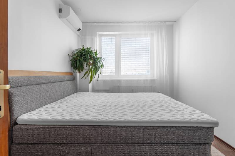 Hálószoba légkondicionálóval és ággyal egy 4 szobás lakásban.