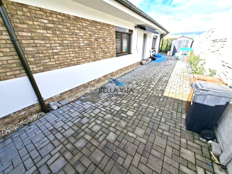 Családi ház a Galánta Ifjúsági utcáján, végig viacolor burkolattal.