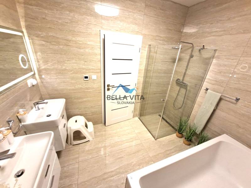 Fürdőszoba családi házban káddal, zuhanyzóval és dupla mosdóval.