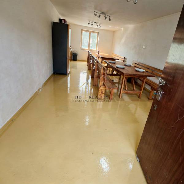 Gyártóhelyiségek fa bútorokkal és sima padlóval.