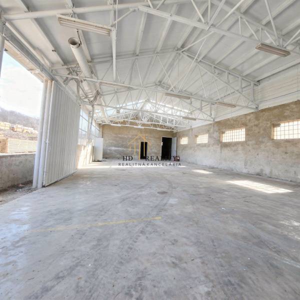 Tágas gyártóhelyiségek látható mennyezeti szerkezetekkel Nagykürtös városában.