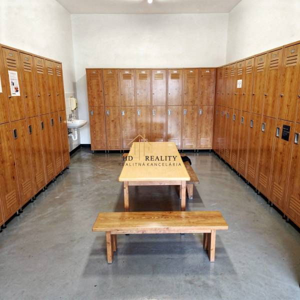 Gyártóhelyiségek fa szekrényekkel és fém padlóval.