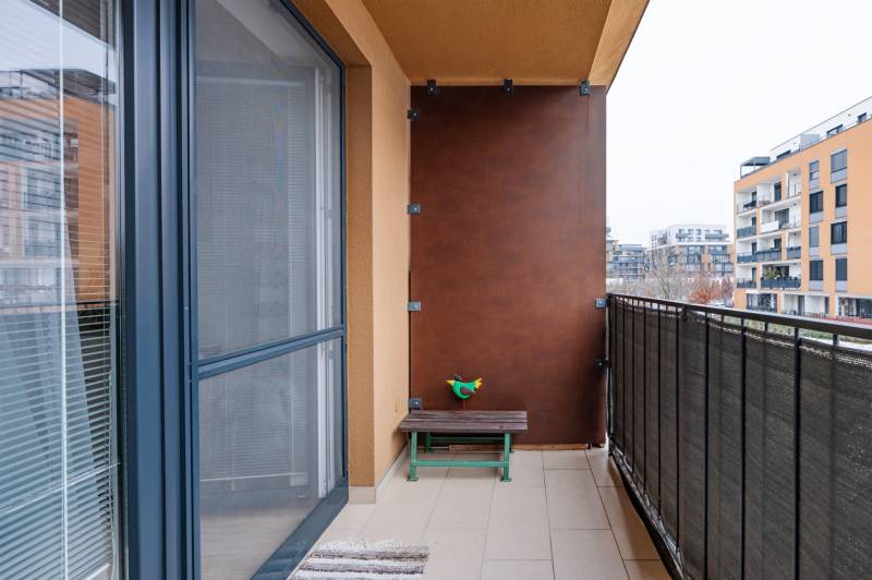 Az egyszobás lakás erkélye a Béžová utcában, Pozsony-Petržalka.